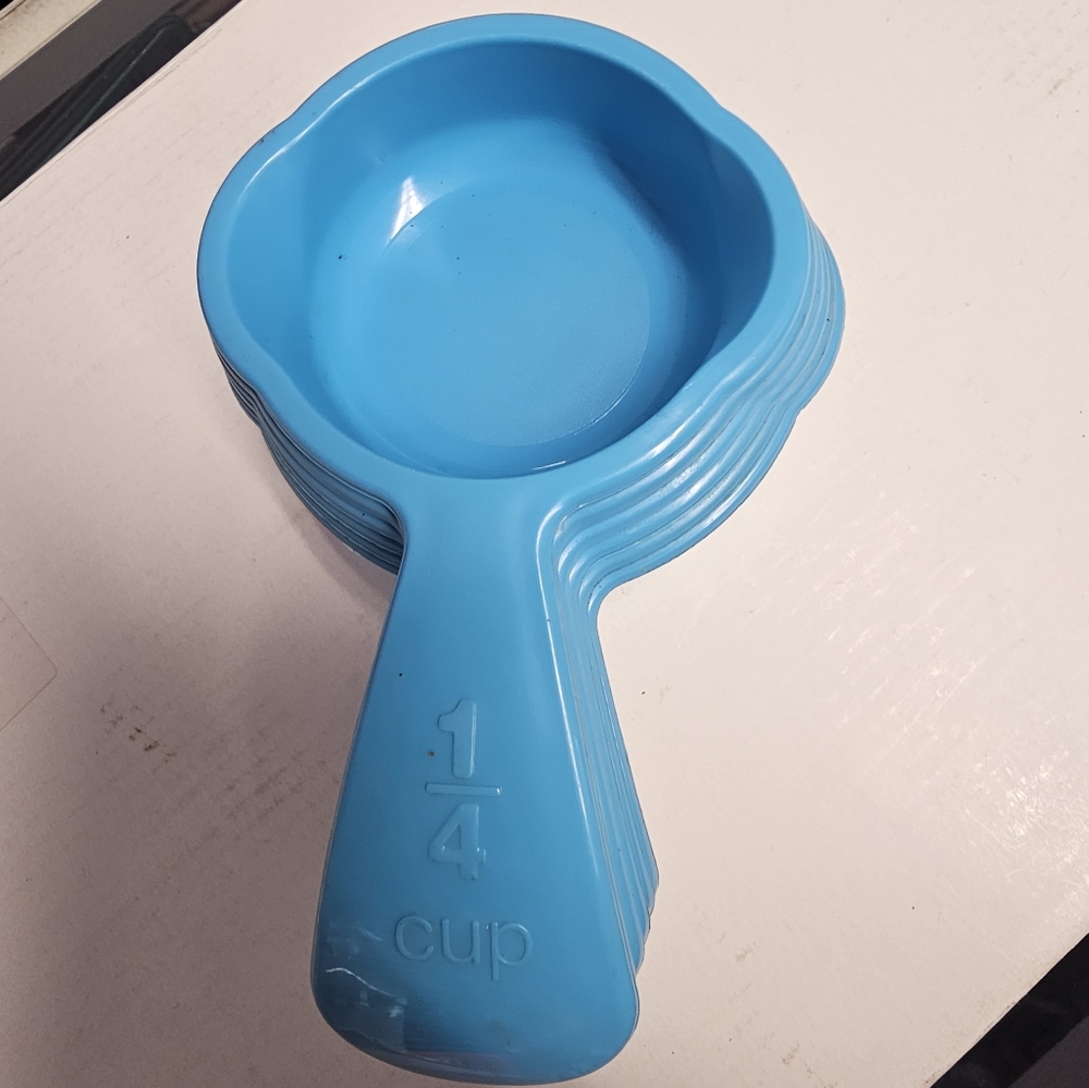 Tupperware Measuring Cups Set of 6 Blue Curved Embossed Handle Baking Tools